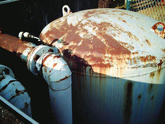 工場内の錆びた大型のタンク