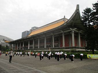 朝の国父記念館前