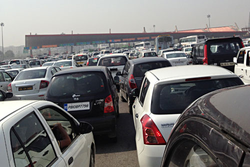 インドの有料道路　料金所手前の渋滞